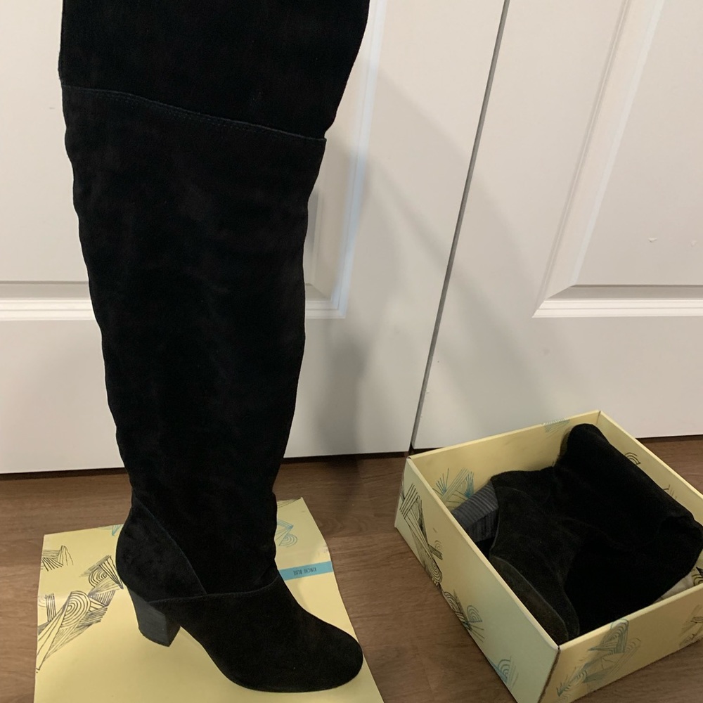 BLACK KIMCHI SUEDE BOOTS